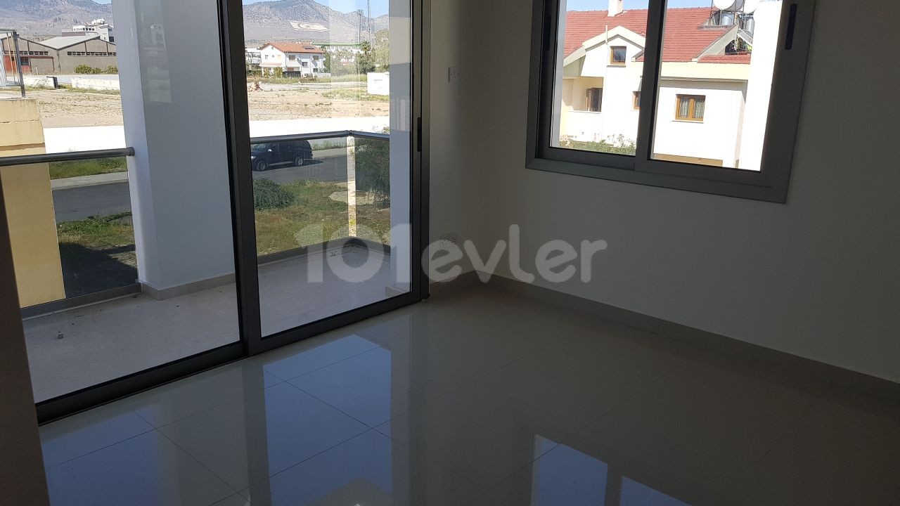 GÖÇMENKÖY MERKEZDE VİLLA GENİŞLİGİNDE 142 M2 3+1 ARA KAT DAİRE VE PENTHOUS SECENEGİ