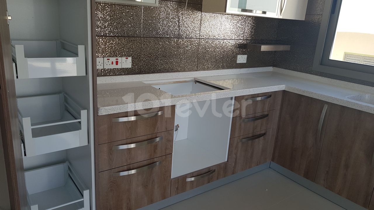 85m2 überdachte 40m2 Terrasse im Zentrum von EMIGRATIONKÖY 2 + 1 Penthouse-Wohnungen ** 