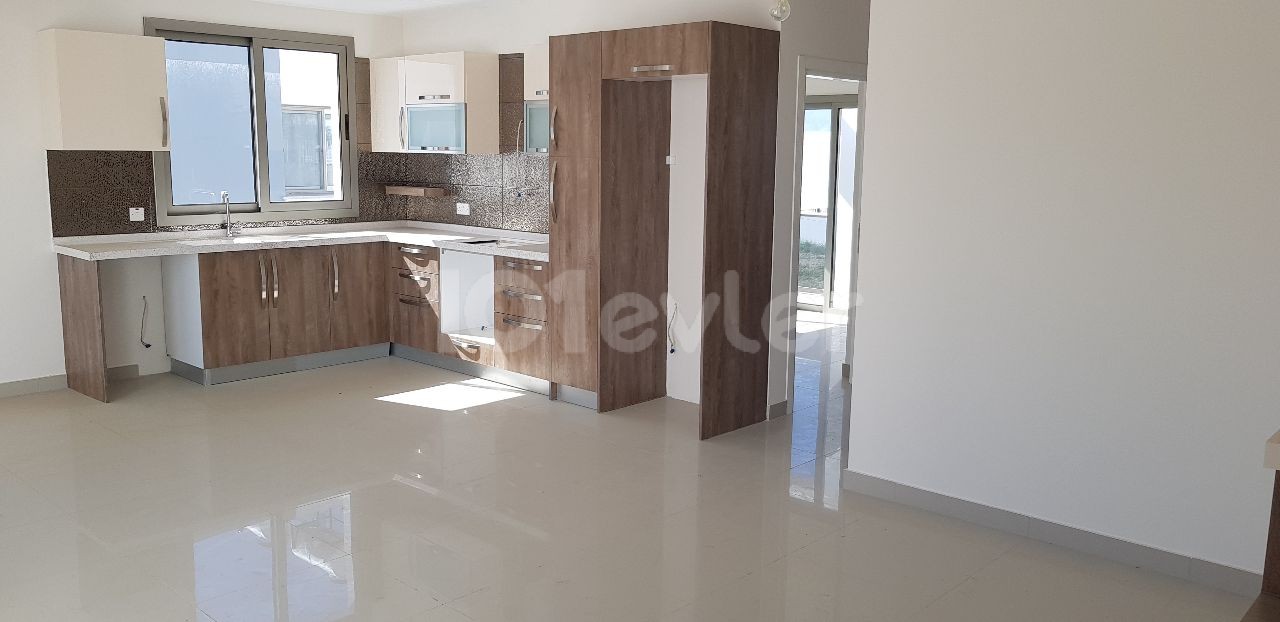 GÖÇMENKÖY MERKEZ DE 85M2 KAPALI 40 M2 TERAS BÖLÜMÜNE SAHİP 2+1  PENTHOUS DAİRELER