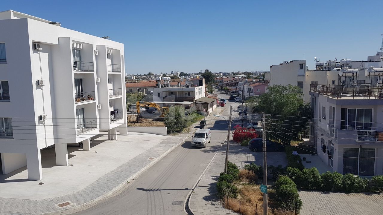 GÖÇMENKÖY MERKEZ DE 85M2 KAPALI 40 M2 TERAS BÖLÜMÜNE SAHİP 2+1  PENTHOUS DAİRELER