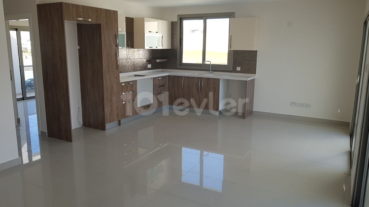 GÖÇMENKÖY MERKEZ DE 85M2 KAPALI 40 M2 TERAS BÖLÜMÜNE SAHİP 2+1  PENTHOUS DAİRELER