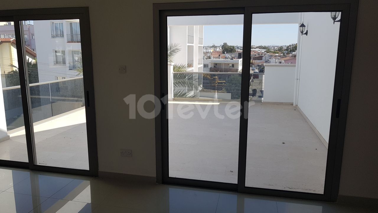 GÖÇMENKÖY MERKEZ DE 85M2 KAPALI 40 M2 TERAS BÖLÜMÜNE SAHİP 2+1  PENTHOUS DAİRELER