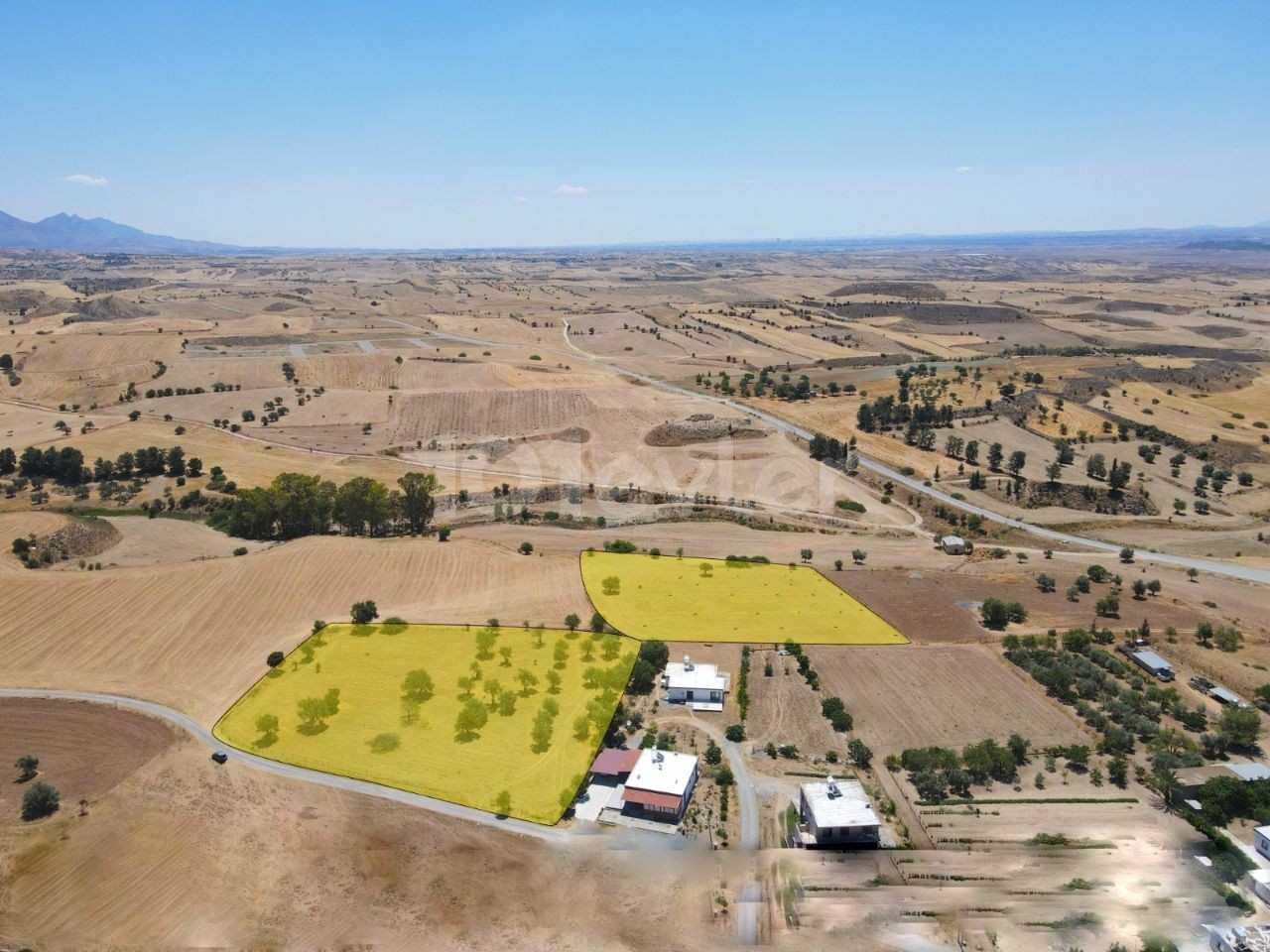 UNSER FELD, DAS INSGESAMT 9 HEKTAR IM DORF KYRENIA SHIRINEVLER FÜR DEN ANBAU GEÖFFNET HAT, BESTEHT AUS 5 UND 4 HEKTAR ALS 2 SEPARATE KOLBEN.OFFIZIELLE STRAßE VERFÜGBAR ACRE 12.000 STG) ** 