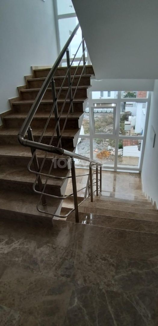 GÖNYELİ  BÜYÜK  KİLER  ARKASI  ANA CADDEYE  YÜRÜYÜŞ   MESAFESİNDE  2+1 DAİRE