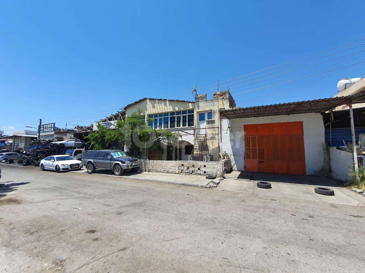 A BUSINESS PLACE FOR SALE WITH A CLOSED AREA OF 850 M2 IN THE NICOSIA ORGANIZED INDUSTRIAL ZONE, A LARGE STORAGE AREA AND AN UNMISSABLE OPPORTUNITY DUE TO ITS LOCATION ** 