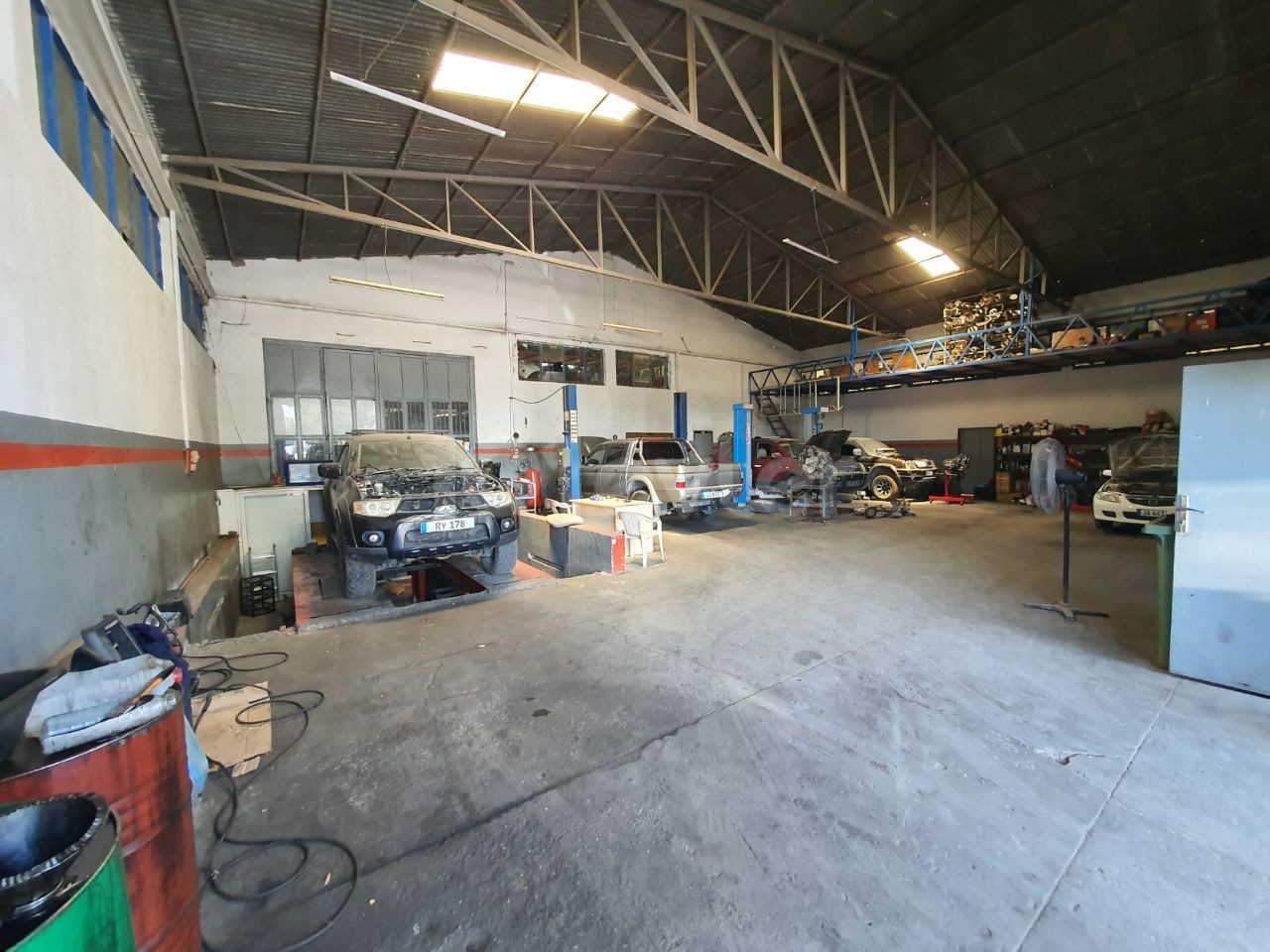 A BUSINESS PLACE FOR SALE WITH A CLOSED AREA OF 850 M2 IN THE NICOSIA ORGANIZED INDUSTRIAL ZONE, A LARGE STORAGE AREA AND AN UNMISSABLE OPPORTUNITY DUE TO ITS LOCATION ** 