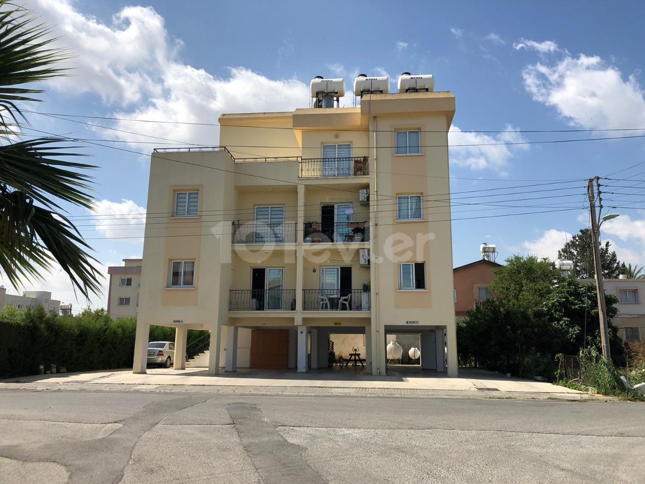 LEFKOŞA KIZILBAŞ BÖLGESİNDE AİLE APARTMANINDA CADDEYE YAKIN EŞYALI TERASLI 2+1 PENTHOUSE DAİRE 