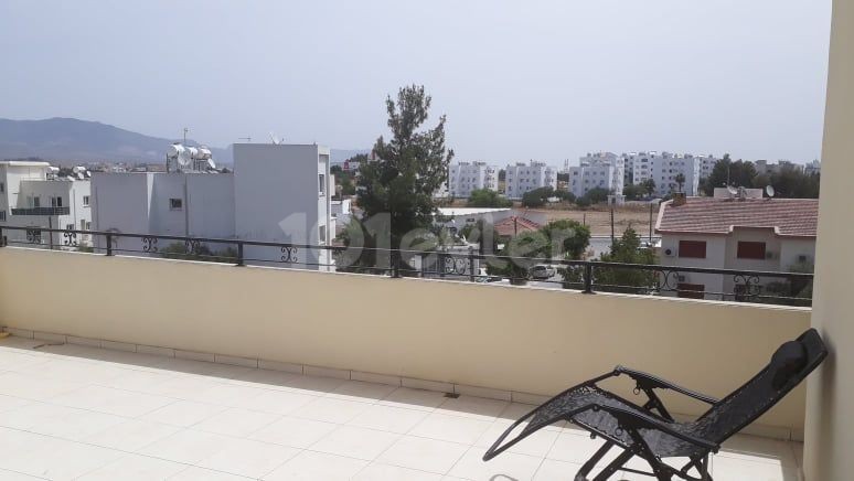 LEFKOŞA KIZILBAŞ BÖLGESİNDE AİLE APARTMANINDA CADDEYE YAKIN EŞYALI TERASLI 2+1 PENTHOUSE DAİRE 