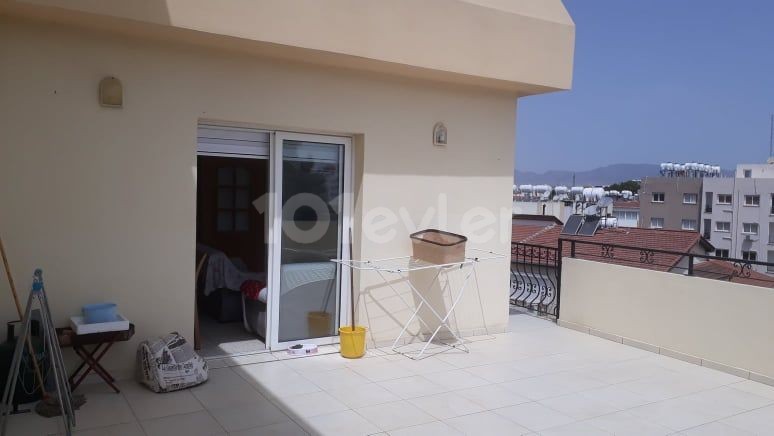 LEFKOŞA KIZILBAŞ BÖLGESİNDE AİLE APARTMANINDA CADDEYE YAKIN EŞYALI TERASLI 2+1 PENTHOUSE DAİRE 