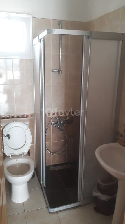 LEFKOŞA KIZILBAŞ BÖLGESİNDE AİLE APARTMANINDA CADDEYE YAKIN EŞYALI TERASLI 2+1 PENTHOUSE DAİRE 