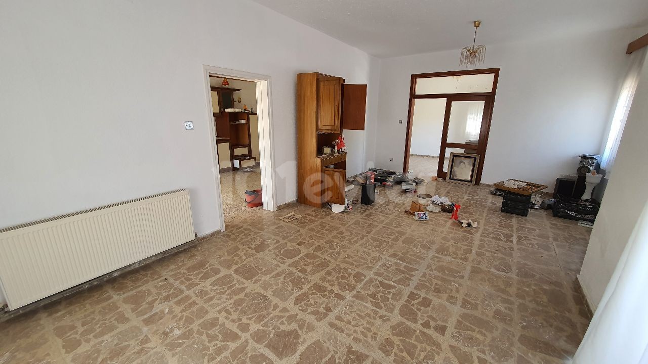 THERE ARE 2 160 M2 3-BEDROOM APARTMENTS, 3 UNFINISHED 2-BEDROOM APARTMENTS, A 40 M2 SHOP AND A BASEMENT IN APATMAN FOR SALE IN NICOSIA / YENIKENT, VEDAT PETROL, ARDA SUPERMARKET, AS WELL AS 50 METERS FROM THE STREET Dec.AN UNMISSABLE OPPORTUNITY FOR INVESTMENT PURPOSES THAT REQUIRE RENOVATION. ** 