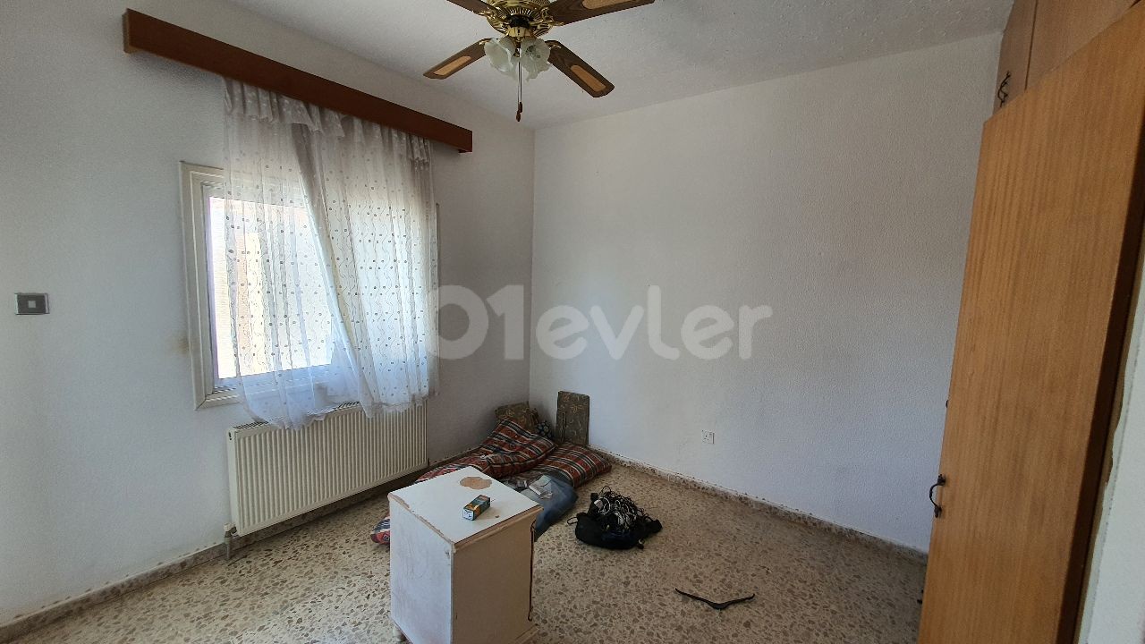THERE ARE 2 160 M2 3-BEDROOM APARTMENTS, 3 UNFINISHED 2-BEDROOM APARTMENTS, A 40 M2 SHOP AND A BASEMENT IN APATMAN FOR SALE IN NICOSIA / YENIKENT, VEDAT PETROL, ARDA SUPERMARKET, AS WELL AS 50 METERS FROM THE STREET Dec.AN UNMISSABLE OPPORTUNITY FOR INVESTMENT PURPOSES THAT REQUIRE RENOVATION. ** 