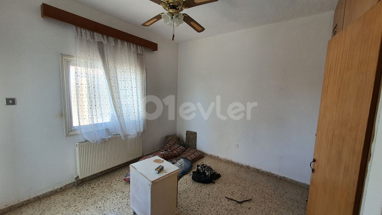 LEFKOŞA/YENİKENT VEDAT PETROL,ARDA SÜPERMARKET YANI CADDEYE 50 METRE UZAKLIKTA KOMPLE SATILIK APARTMAN 2 ADET 160 M2 3 YATAK ODALI DAİRE,3 ADET TAMAMLANMAMIŞ 2 YATAK ODALI DAİRE,40 M2 BÜYÜKLÜGÜNDE DÜKKAN VE BODRUM BULUNMAKTADIR.TADİLAT GEREKTİREN YATIRIM AMAÇLI KAÇIRILMAZ FIRSAT.