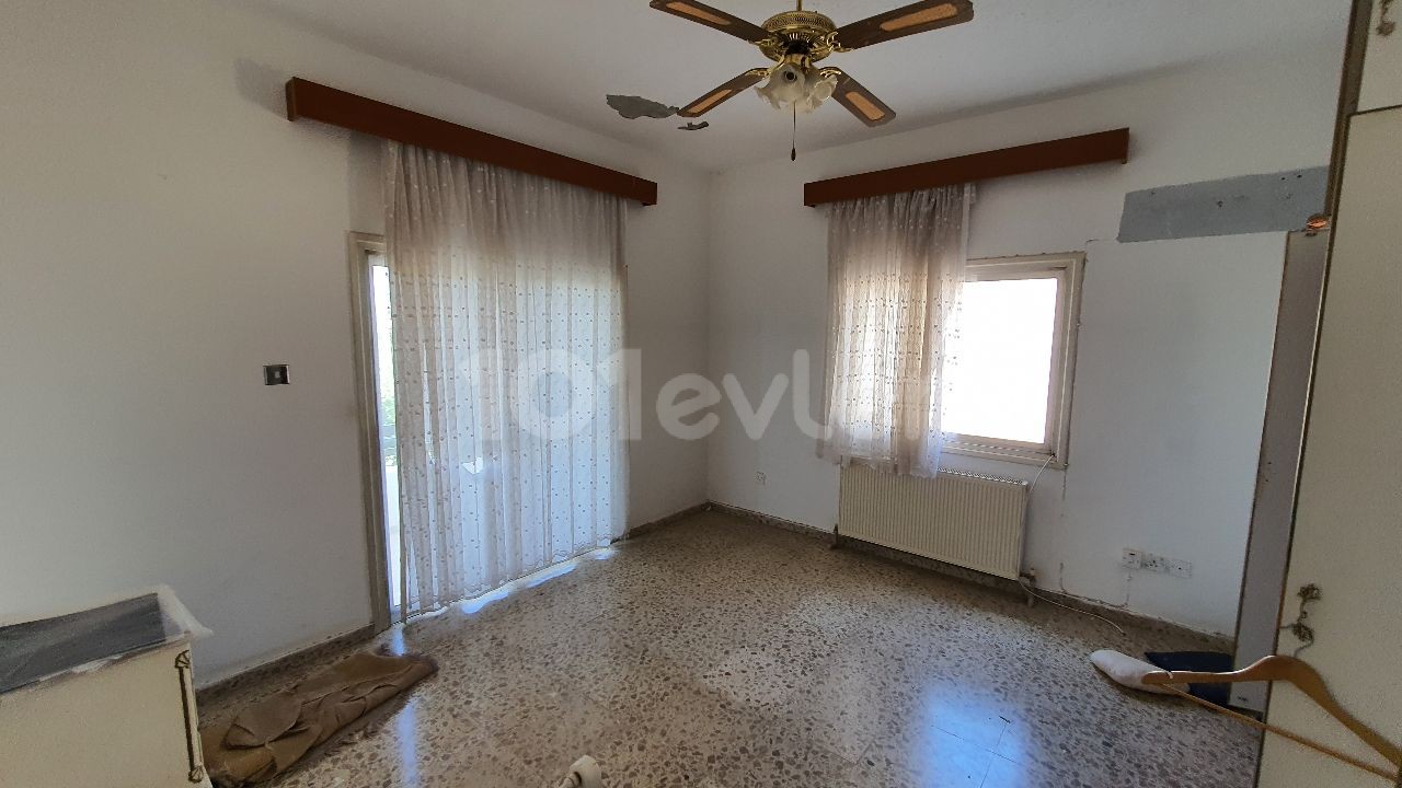 THERE ARE 2 160 M2 3-BEDROOM APARTMENTS, 3 UNFINISHED 2-BEDROOM APARTMENTS, A 40 M2 SHOP AND A BASEMENT IN APATMAN FOR SALE IN NICOSIA / YENIKENT, VEDAT PETROL, ARDA SUPERMARKET, AS WELL AS 50 METERS FROM THE STREET Dec.AN UNMISSABLE OPPORTUNITY FOR INVESTMENT PURPOSES THAT REQUIRE RENOVATION. ** 