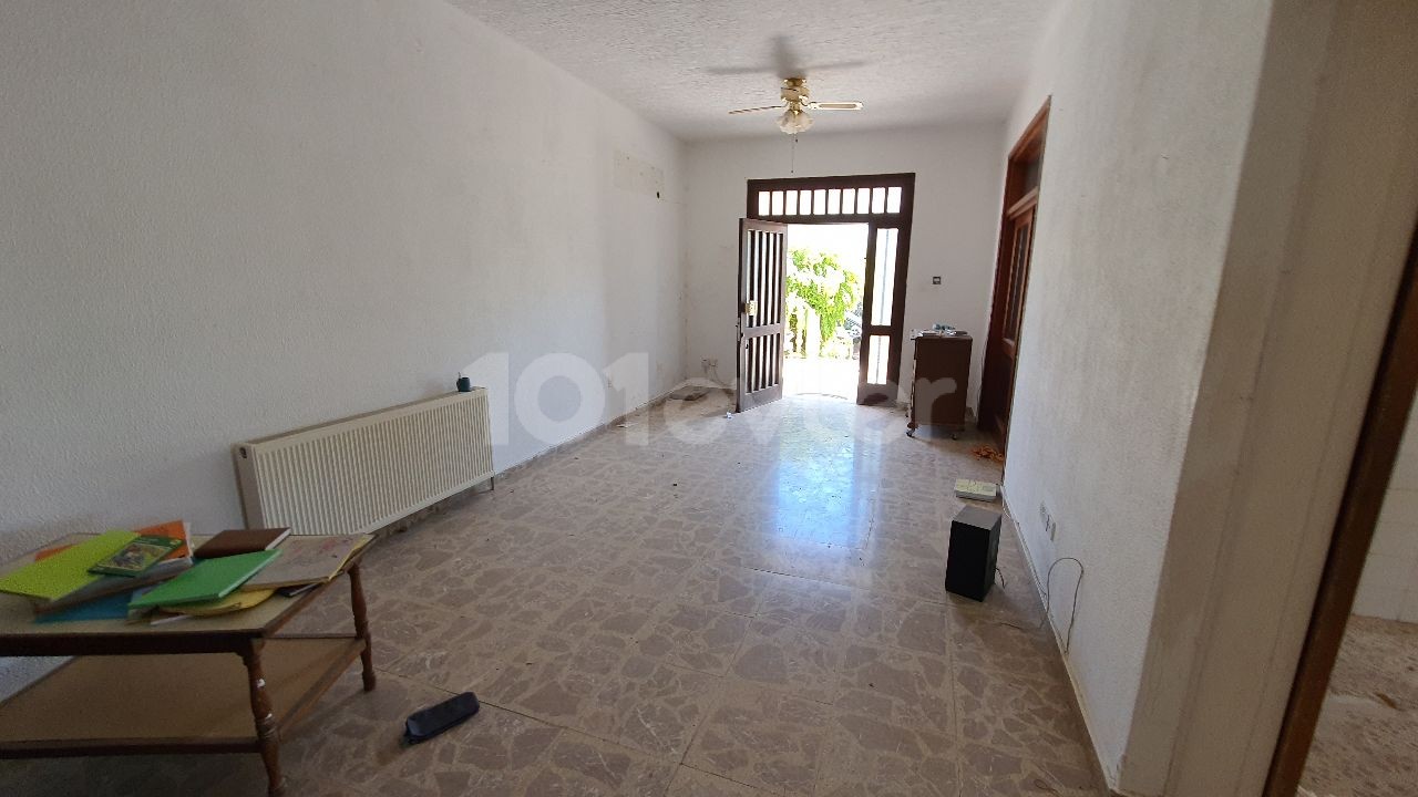 THERE ARE 2 160 M2 3-BEDROOM APARTMENTS, 3 UNFINISHED 2-BEDROOM APARTMENTS, A 40 M2 SHOP AND A BASEMENT IN APATMAN FOR SALE IN NICOSIA / YENIKENT, VEDAT PETROL, ARDA SUPERMARKET, AS WELL AS 50 METERS FROM THE STREET Dec.AN UNMISSABLE OPPORTUNITY FOR INVESTMENT PURPOSES THAT REQUIRE RENOVATION. ** 