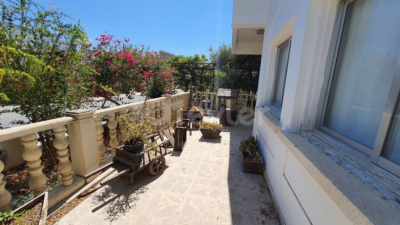 THERE ARE 2 160 M2 3-BEDROOM APARTMENTS, 3 UNFINISHED 2-BEDROOM APARTMENTS, A 40 M2 SHOP AND A BASEMENT IN APATMAN FOR SALE IN NICOSIA / YENIKENT, VEDAT PETROL, ARDA SUPERMARKET, AS WELL AS 50 METERS FROM THE STREET Dec.AN UNMISSABLE OPPORTUNITY FOR INVESTMENT PURPOSES THAT REQUIRE RENOVATION. ** 