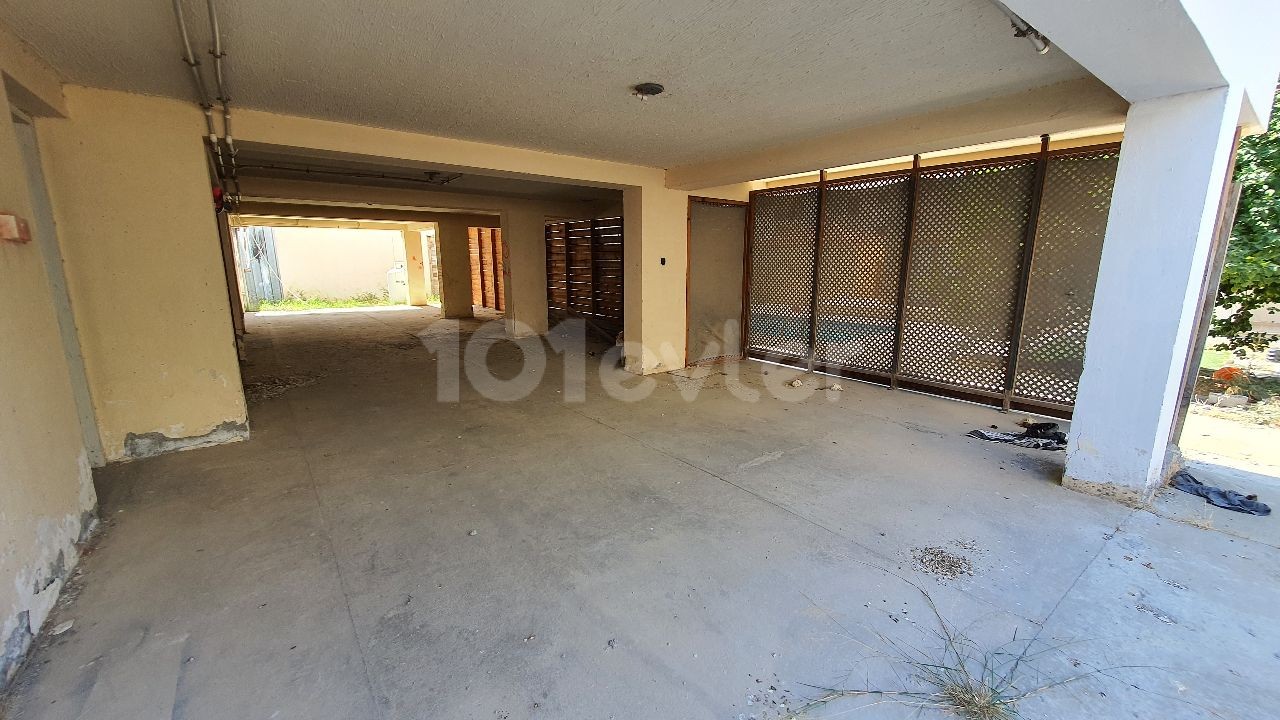 THERE ARE 2 160 M2 3-BEDROOM APARTMENTS, 3 UNFINISHED 2-BEDROOM APARTMENTS, A 40 M2 SHOP AND A BASEMENT IN APATMAN FOR SALE IN NICOSIA / YENIKENT, VEDAT PETROL, ARDA SUPERMARKET, AS WELL AS 50 METERS FROM THE STREET Dec.AN UNMISSABLE OPPORTUNITY FOR INVESTMENT PURPOSES THAT REQUIRE RENOVATION. ** 