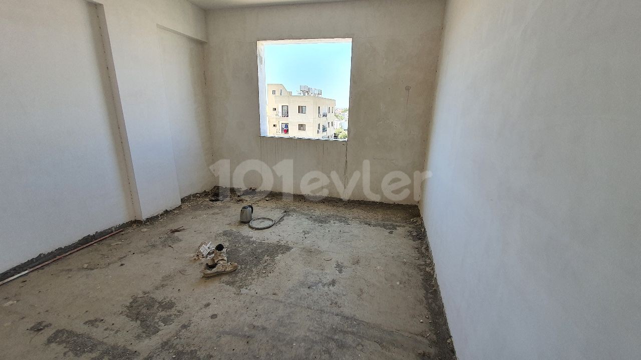 THERE ARE 2 160 M2 3-BEDROOM APARTMENTS, 3 UNFINISHED 2-BEDROOM APARTMENTS, A 40 M2 SHOP AND A BASEMENT IN APATMAN FOR SALE IN NICOSIA / YENIKENT, VEDAT PETROL, ARDA SUPERMARKET, AS WELL AS 50 METERS FROM THE STREET Dec.AN UNMISSABLE OPPORTUNITY FOR INVESTMENT PURPOSES THAT REQUIRE RENOVATION. ** 