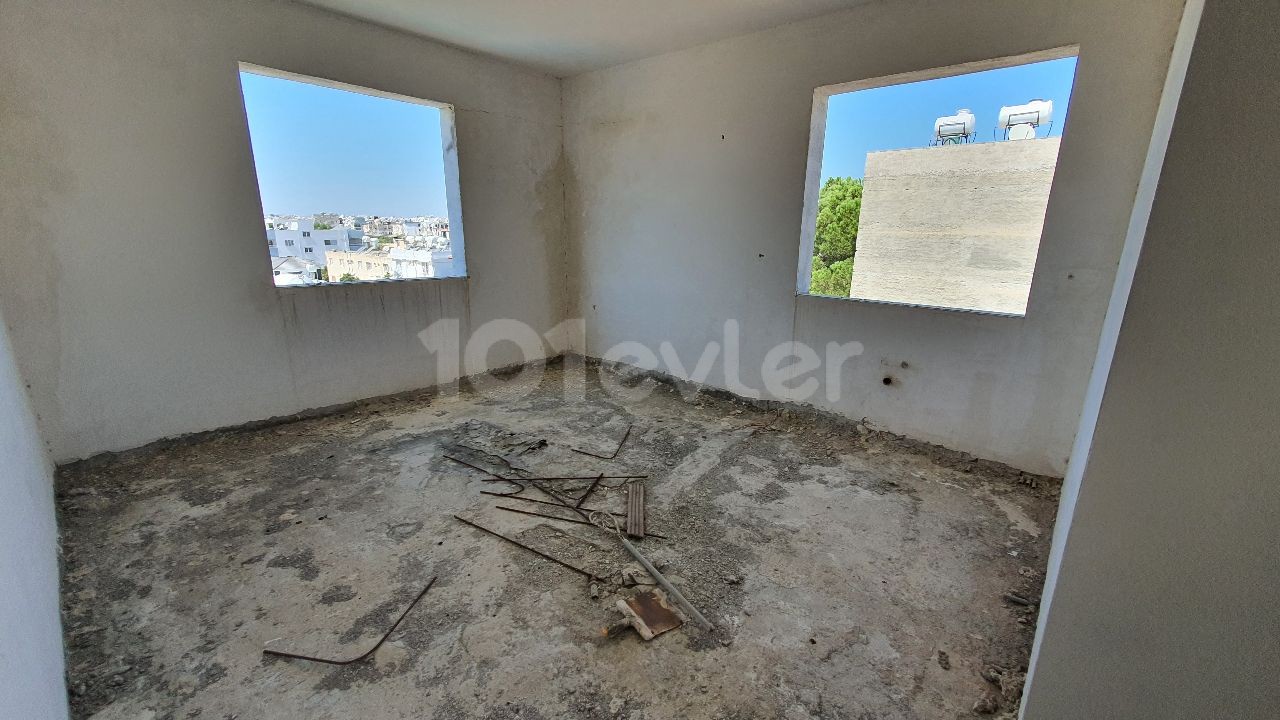 THERE ARE 2 160 M2 3-BEDROOM APARTMENTS, 3 UNFINISHED 2-BEDROOM APARTMENTS, A 40 M2 SHOP AND A BASEMENT IN APATMAN FOR SALE IN NICOSIA / YENIKENT, VEDAT PETROL, ARDA SUPERMARKET, AS WELL AS 50 METERS FROM THE STREET Dec.AN UNMISSABLE OPPORTUNITY FOR INVESTMENT PURPOSES THAT REQUIRE RENOVATION. ** 