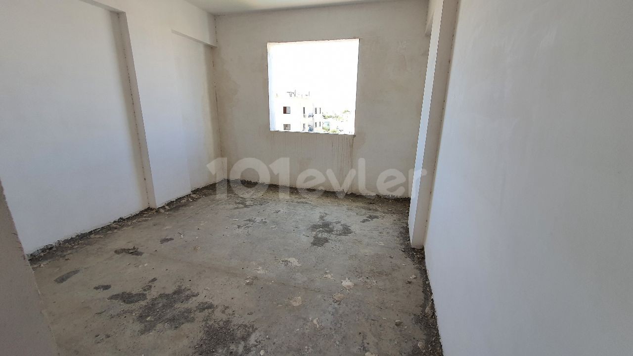 THERE ARE 2 160 M2 3-BEDROOM APARTMENTS, 3 UNFINISHED 2-BEDROOM APARTMENTS, A 40 M2 SHOP AND A BASEMENT IN APATMAN FOR SALE IN NICOSIA / YENIKENT, VEDAT PETROL, ARDA SUPERMARKET, AS WELL AS 50 METERS FROM THE STREET Dec.AN UNMISSABLE OPPORTUNITY FOR INVESTMENT PURPOSES THAT REQUIRE RENOVATION. ** 