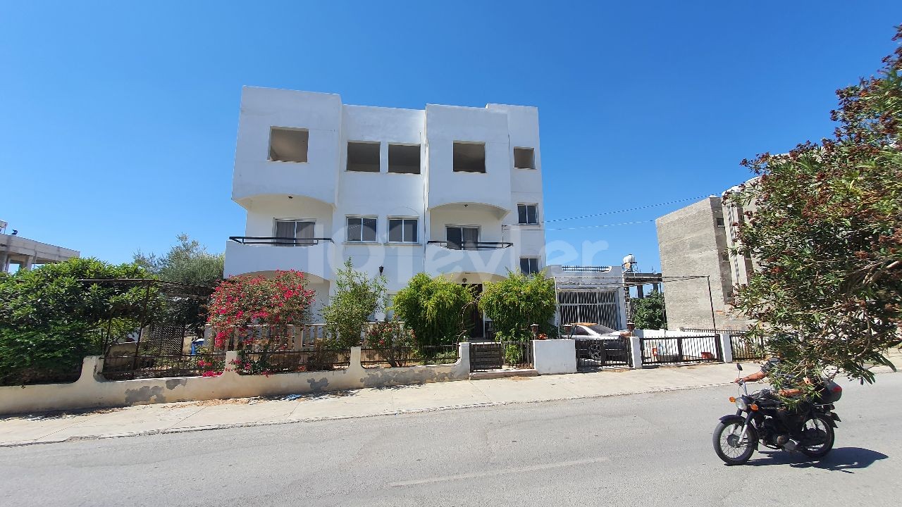 THERE ARE 2 160 M2 3-BEDROOM APARTMENTS, 3 UNFINISHED 2-BEDROOM APARTMENTS, A 40 M2 SHOP AND A BASEMENT IN APATMAN FOR SALE IN NICOSIA / YENIKENT, VEDAT PETROL, ARDA SUPERMARKET, AS WELL AS 50 METERS FROM THE STREET Dec.AN UNMISSABLE OPPORTUNITY FOR INVESTMENT PURPOSES THAT REQUIRE RENOVATION. ** 