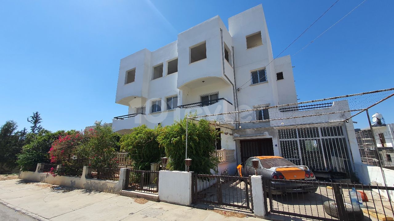 THERE ARE 2 160 M2 3-BEDROOM APARTMENTS, 3 UNFINISHED 2-BEDROOM APARTMENTS, A 40 M2 SHOP AND A BASEMENT IN APATMAN FOR SALE IN NICOSIA / YENIKENT, VEDAT PETROL, ARDA SUPERMARKET, AS WELL AS 50 METERS FROM THE STREET Dec.AN UNMISSABLE OPPORTUNITY FOR INVESTMENT PURPOSES THAT REQUIRE RENOVATION. ** 