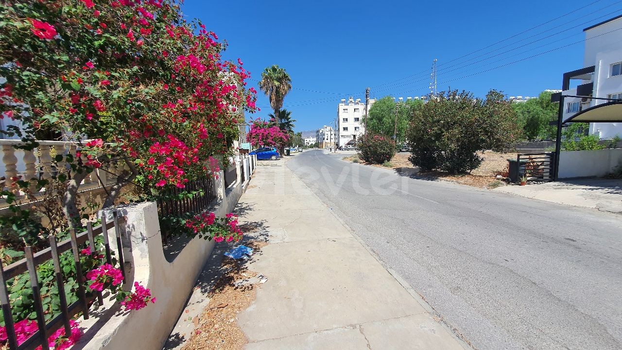 Nikosia / YENIKENT Vedat PETROL,Arda Supermarkt sowie 50 Meter von der Straße entfernt APATMAN zum Verkauf in KOPLE 2 160 M2 3-Zimmer-Wohnung,3 unvollständige 2-Zimmer-Wohnung,40 M2 große Geschäfte und Keller.EINE INVESTITIONSMÖGLICHKEIT, DIE RENOVIERUNGSBEDÜRFTIG IST. ** 