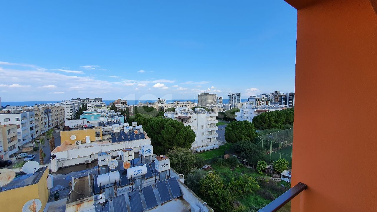 3+1 KOMPLETT LUXURIÖS MÖBLIERTES PENTHOUSE IN TOLLER LAGE IM ZENTRUM VON KYRENIA MIT GROSSER TERRASSE ZU VERMIETEN