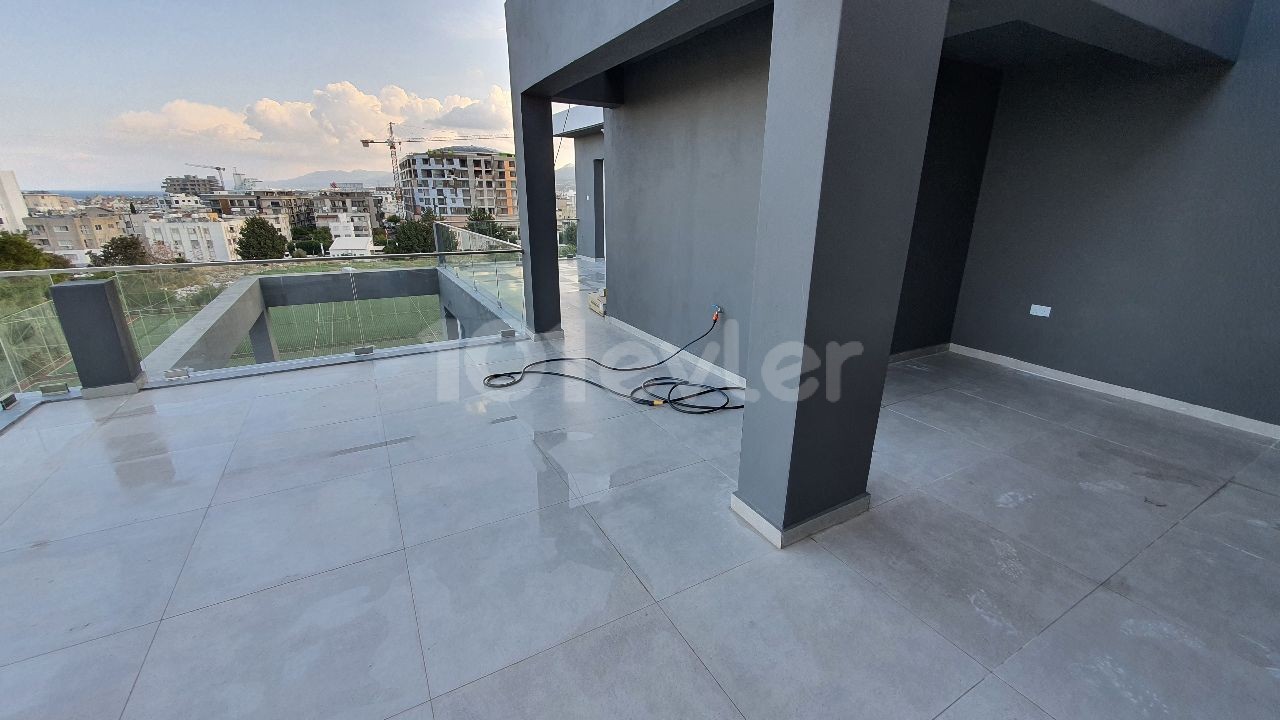 GİRNE MERKEZDE 3+1 FULL LÜKS EŞYALI  MUHTEŞEM KONUMA SAHİP GENİŞ TERASLI KİRALIK PENTHOUSE