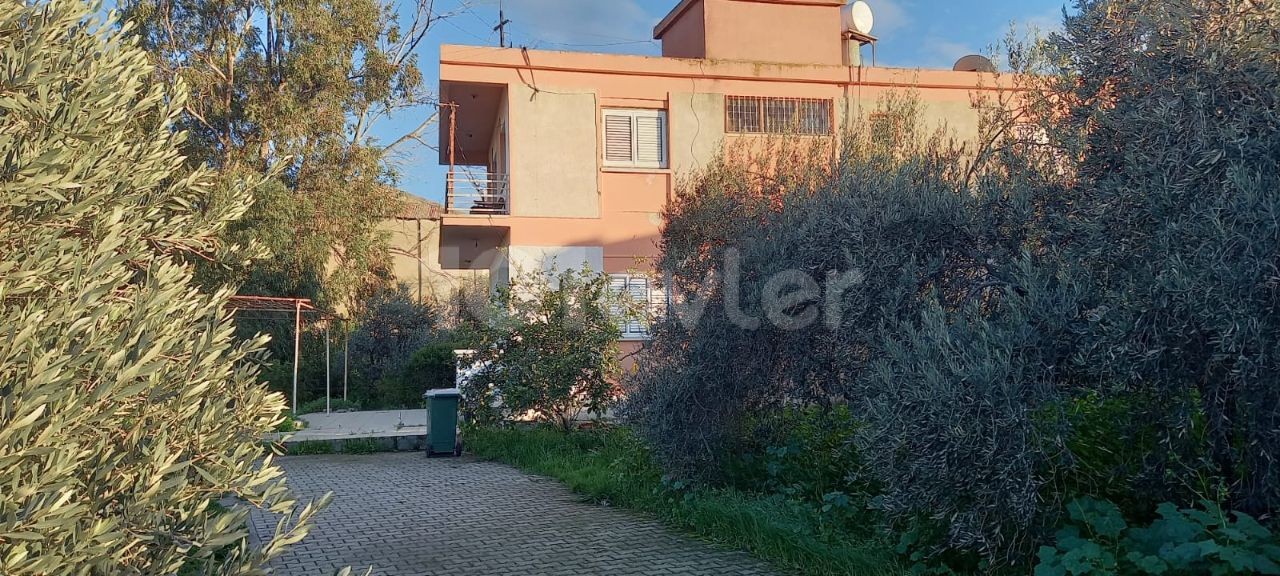 DUBLEX-HAUS MIT SEHR GROSSEM GARTEN IN GÜZELYURT BOSTANCI.