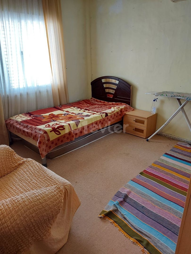 LEFKOŞA KERMİYA SOSYOL KONUT APARTMANLARINDA 3 YATAK ODASINDAN 2 YAT ODASINA DÖNÜŞTÜRÜLMÜŞ EŞYALI 4.KAT DAİRE 