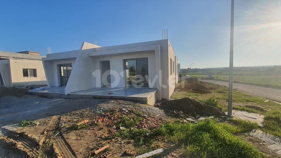 DETACHED HOUSES OF 100M2 WITH 2 BEDROOMS IN A REGION WHERE YOU CAN LIVE PEACEFULLY IN A SINGLE-STOREY GARDEN IN ALAYKÖY ** 