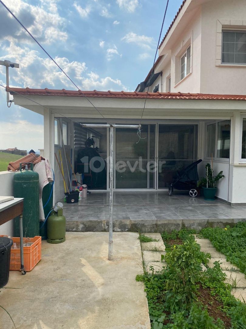 GİRNE BOGAZ ON A CORNER PLOT THAT DOES NOT REQUIRE RENOVATION ON A SITE WHERE YOU WILL LIVE IN PEACE WITH A LARGE GARDEN WITH A LARGE GARDEN TURKISH COBANLI UNMISSABLE OPPORTUNITY