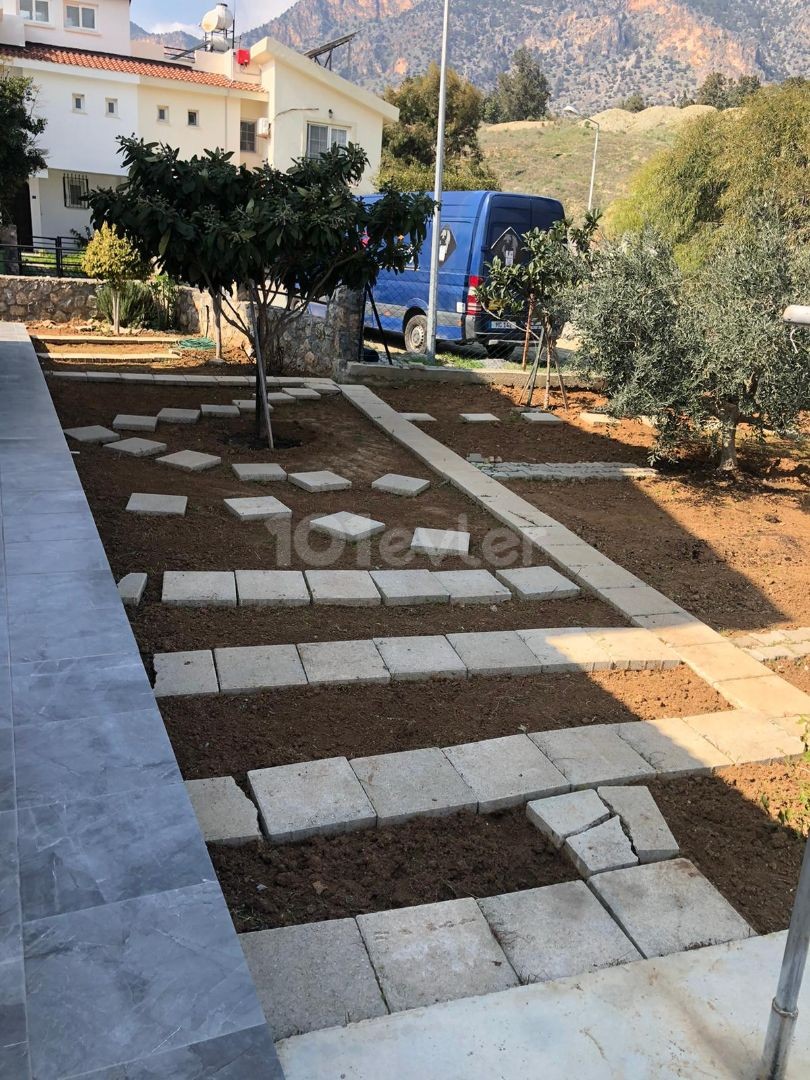 GİRNE BOGAZ ON A CORNER PLOT THAT DOES NOT REQUIRE RENOVATION ON A SITE WHERE YOU WILL LIVE IN PEACE WITH A LARGE GARDEN WITH A LARGE GARDEN TURKISH COBANLI UNMISSABLE OPPORTUNITY