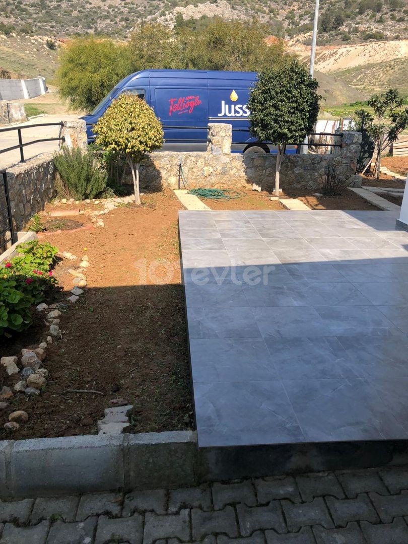 GİRNE BOGAZ ON A CORNER PLOT THAT DOES NOT REQUIRE RENOVATION ON A SITE WHERE YOU WILL LIVE IN PEACE WITH A LARGE GARDEN WITH A LARGE GARDEN TURKISH COBANLI UNMISSABLE OPPORTUNITY