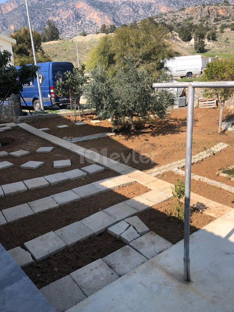 GİRNE BOGAZ ON A CORNER PLOT THAT DOES NOT REQUIRE RENOVATION ON A SITE WHERE YOU WILL LIVE IN PEACE WITH A LARGE GARDEN WITH A LARGE GARDEN TURKISH COBANLI UNMISSABLE OPPORTUNITY