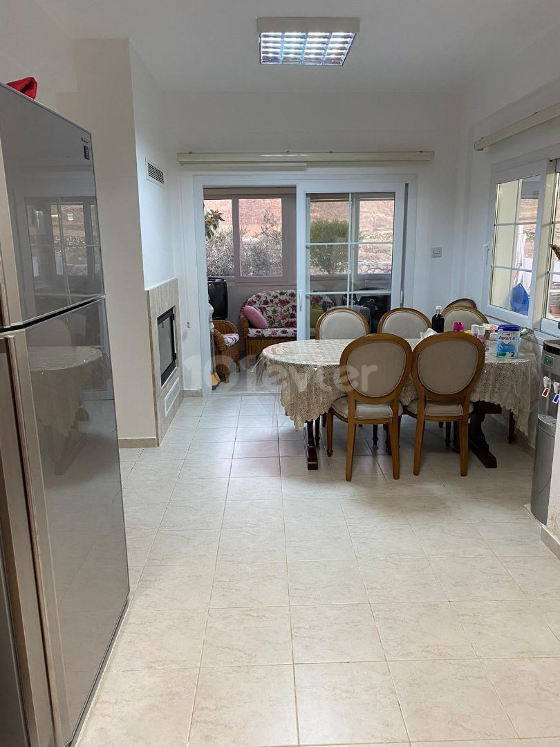 GİRNE BOGAZ ON A CORNER PLOT THAT DOES NOT REQUIRE RENOVATION ON A SITE WHERE YOU WILL LIVE IN PEACE WITH A LARGE GARDEN WITH A LARGE GARDEN TURKISH COBANLI UNMISSABLE OPPORTUNITY