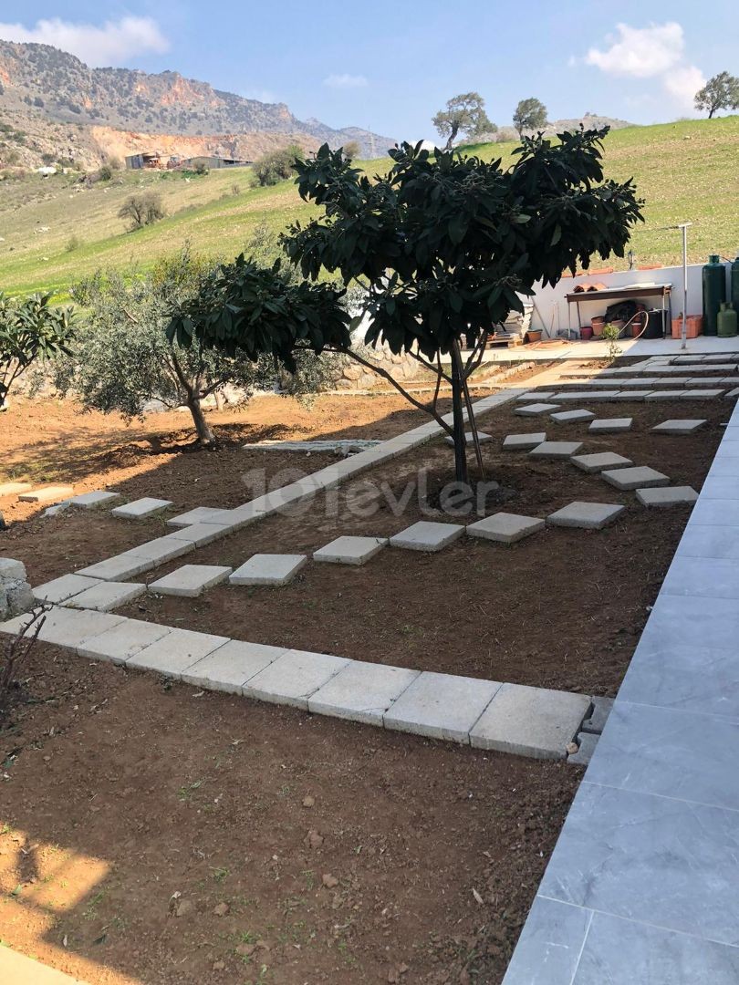 GİRNE BOGAZ ON A CORNER PLOT THAT DOES NOT REQUIRE RENOVATION ON A SITE WHERE YOU WILL LIVE IN PEACE WITH A LARGE GARDEN WITH A LARGE GARDEN TURKISH COBANLI UNMISSABLE OPPORTUNITY