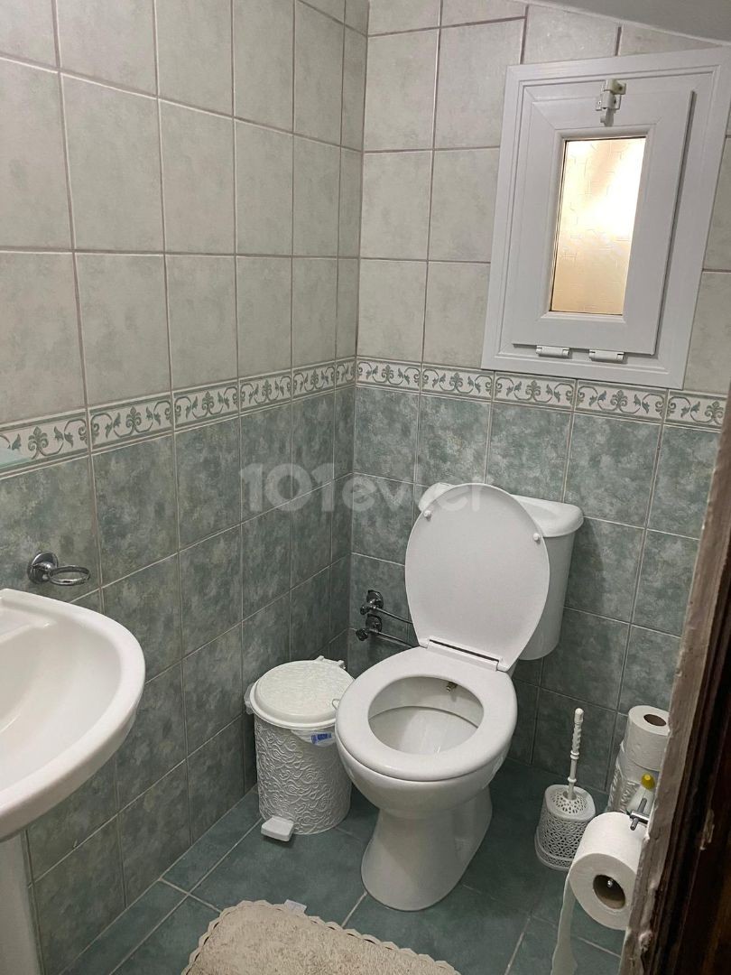 GİRNE BOGAZ ON A CORNER PLOT THAT DOES NOT REQUIRE RENOVATION ON A SITE WHERE YOU WILL LIVE IN PEACE WITH A LARGE GARDEN WITH A LARGE GARDEN TURKISH COBANLI UNMISSABLE OPPORTUNITY
