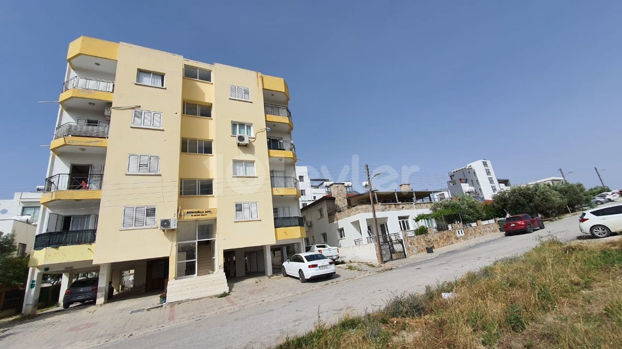 LEFKOŞA METEHAN'DA ÖNÜ KAPANMAZ CEPHEYE SAHİP 140 M2 BÜYÜKLÜGÜNDE HİÇBİR MASRAF GEREKTİRMEYEN AİLE APARTMANINDA  TÜM VERGİLERİ ÖDENMİŞ YATIRIM FIRSATI