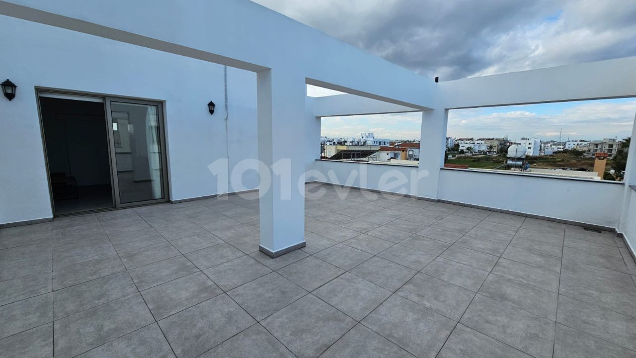 LEFKOŞA KÜÇÜK KAYMAKLIDA FULL LÜKS EŞYALI PENTHOUSE DAİRELER ANA CADDEYE 50 METRE UZAKLIKTA SERVİS GÜZERGAHI ÜZERİNDE 