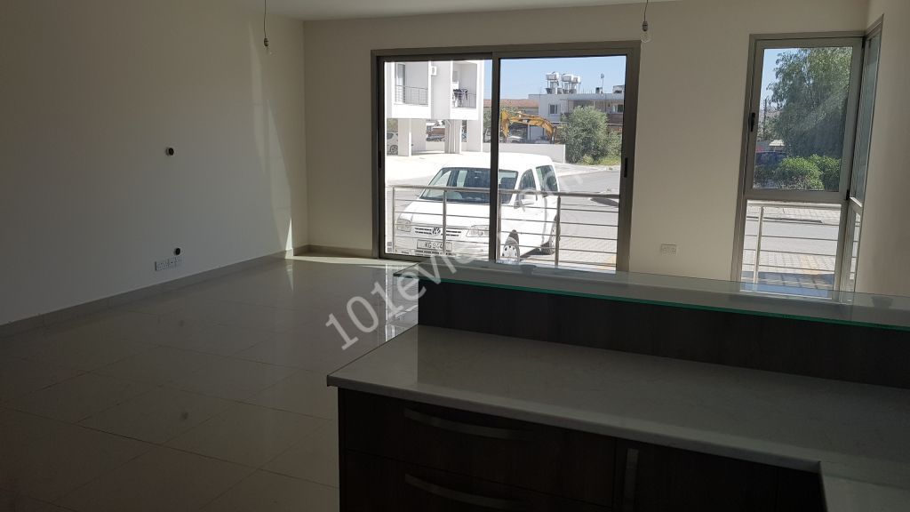 GÖÇMENKÖY MERKEZDE VİLLA GENİŞLİGİNDE 150 M2 3+1 ARA KAT DAİRE VE PENTHOUS SECENEGİ