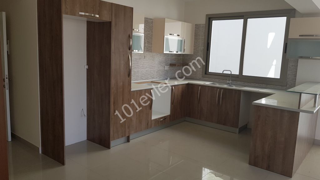 GÖÇMENKÖY MERKEZDE VİLLA GENİŞLİGİNDE 150 M2 3+1 ARA KAT DAİRE VE PENTHOUS SECENEGİ