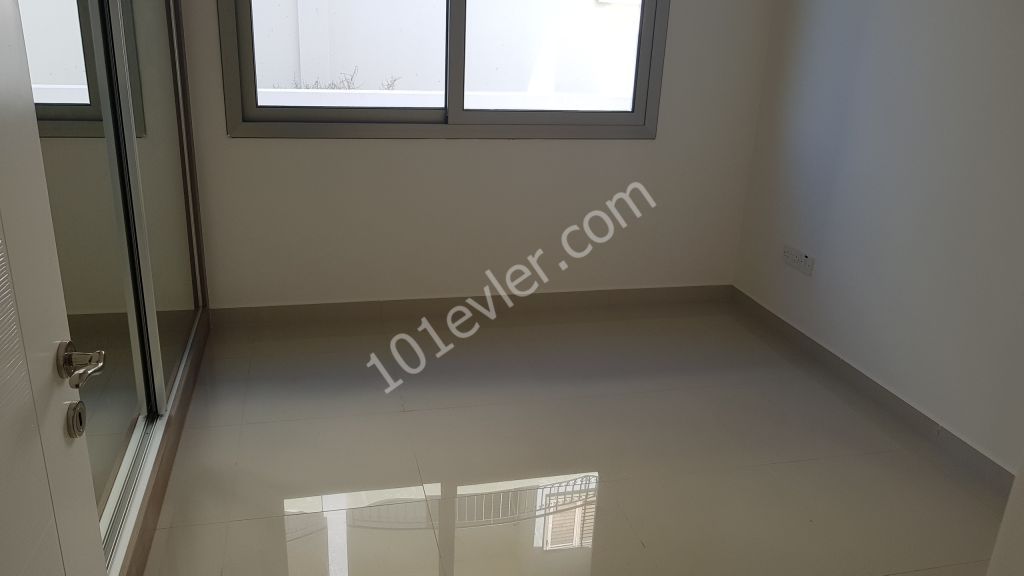 GÖÇMENKÖY MERKEZDE VİLLA GENİŞLİGİNDE 150 M2 3+1 ARA KAT DAİRE VE PENTHOUS SECENEGİ