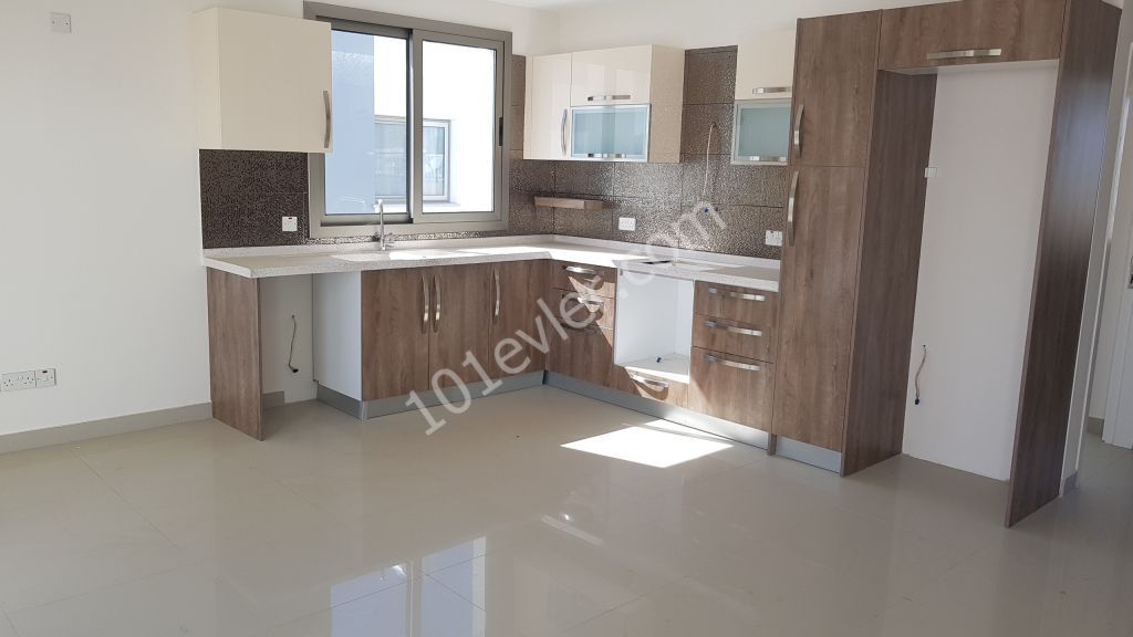 GÖÇMENKÖY MERKEZDE VİLLA GENİŞLİGİNDE 150 M2 3+1 ARA KAT DAİRE VE PENTHOUS SECENEGİ