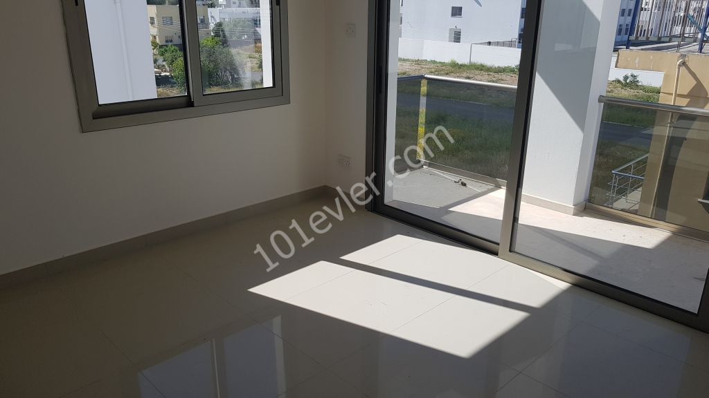 GÖÇMENKÖY MERKEZDE VİLLA GENİŞLİGİNDE 150 M2 3+1 ARA KAT DAİRE VE PENTHOUS SECENEGİ