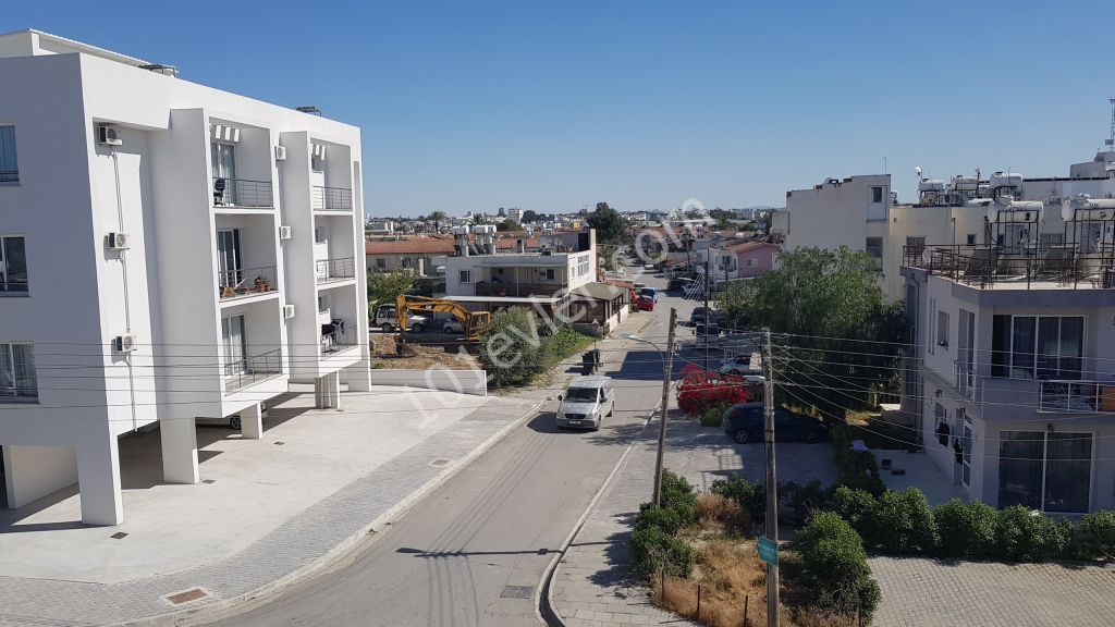 GÖÇMENKÖY MERKEZDE VİLLA GENİŞLİGİNDE 150 M2 3+1 ARA KAT DAİRE VE PENTHOUS SECENEGİ