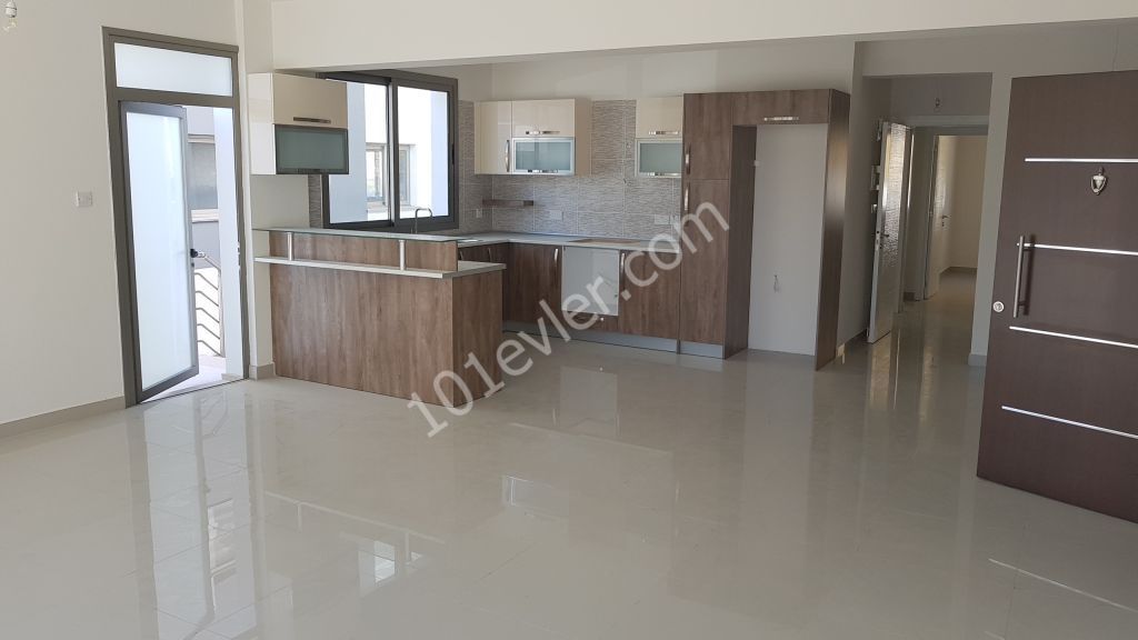 GÖÇMENKÖY MERKEZDE 100 M2 KAPALI ALAN 100 M2 TERASLI 2 + 1  PENTHOUSE