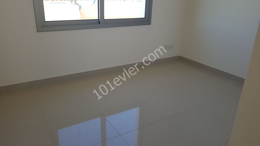 GÖÇMENKÖY MERKEZDE 100 M2 KAPALI ALAN 100 M2 TERASLI 2 + 1  PENTHOUSE