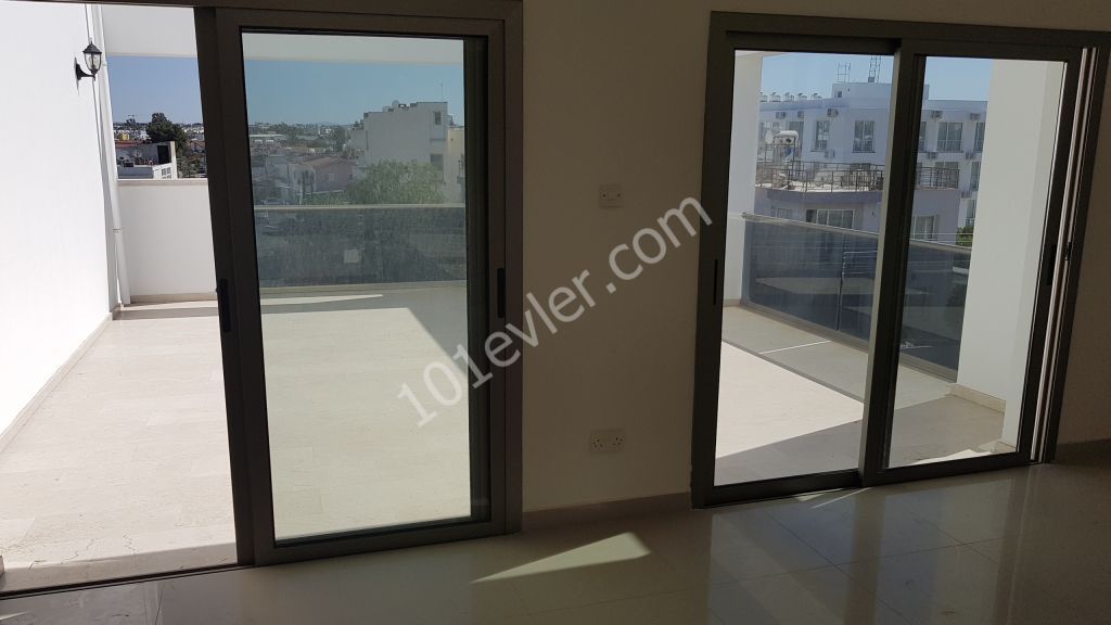 GÖÇMENKÖY MERKEZDE 100 M2 KAPALI ALAN 100 M2 TERASLI 2 + 1  PENTHOUSE